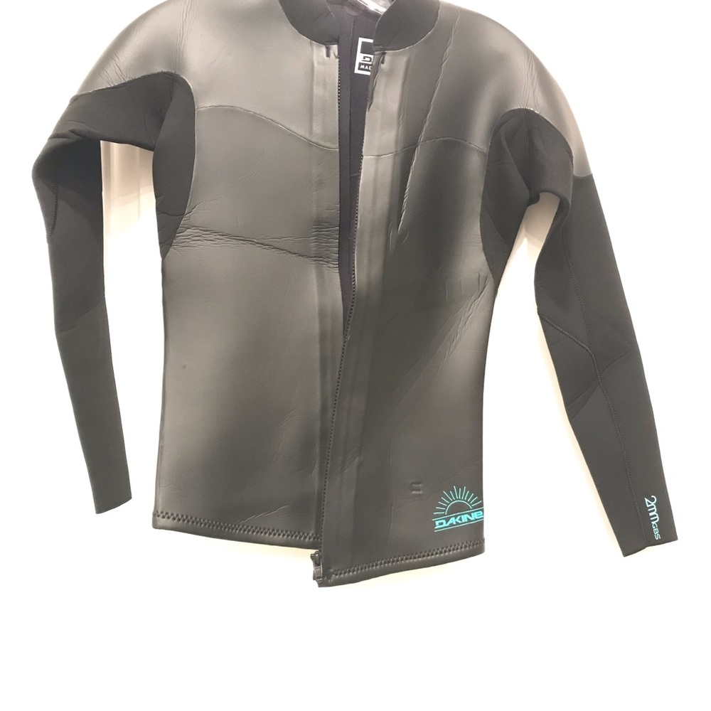 Dakine full sleeve women’s three seasons jacket.